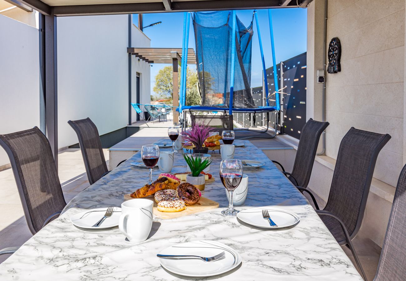 Villa in Galižana - Villa Lu near Fažana for 7 people with private pool, kids playground & sea view