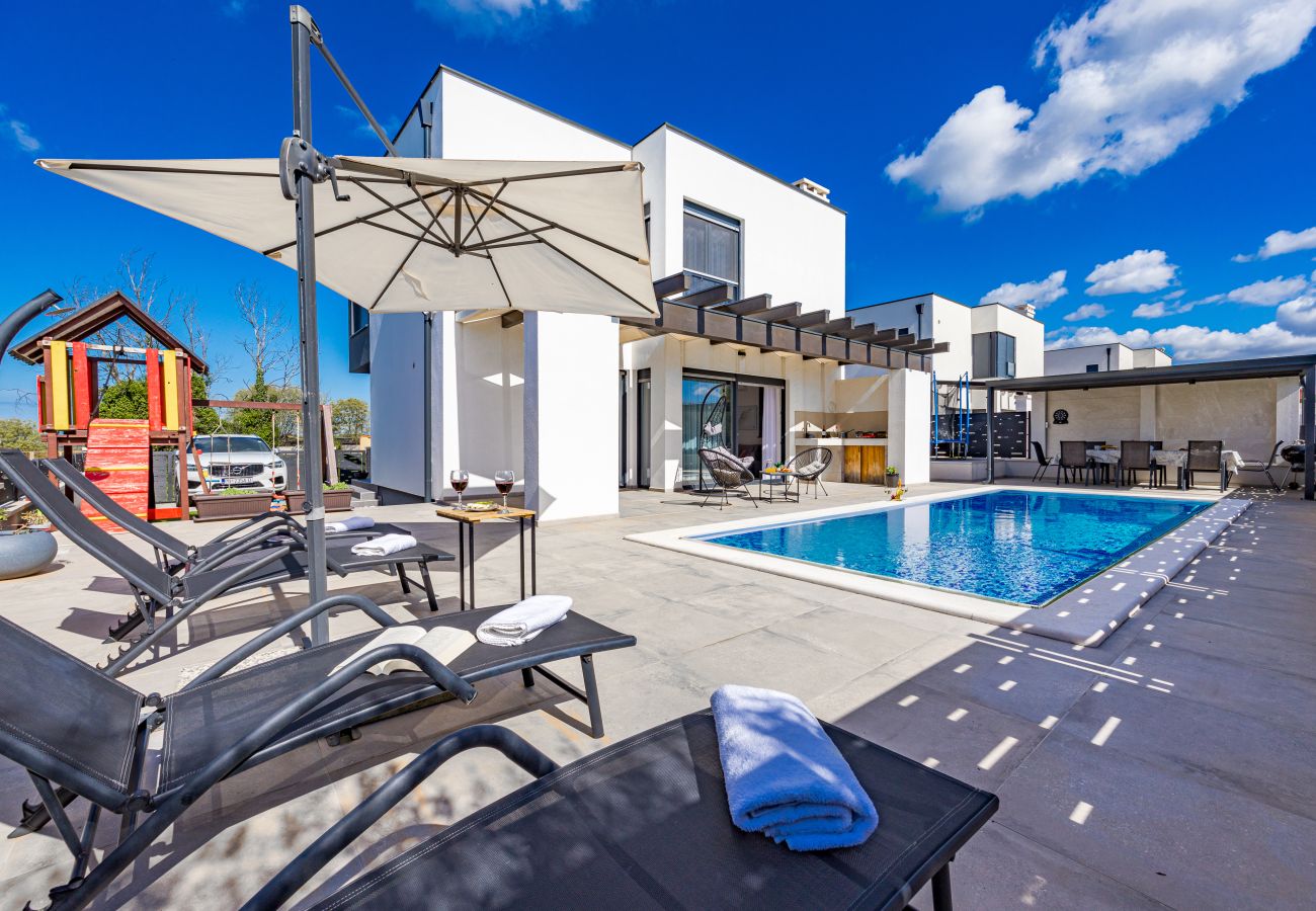Villa in Galižana - Villa Lu near Fažana for 7 people with private pool, kids playground & sea view