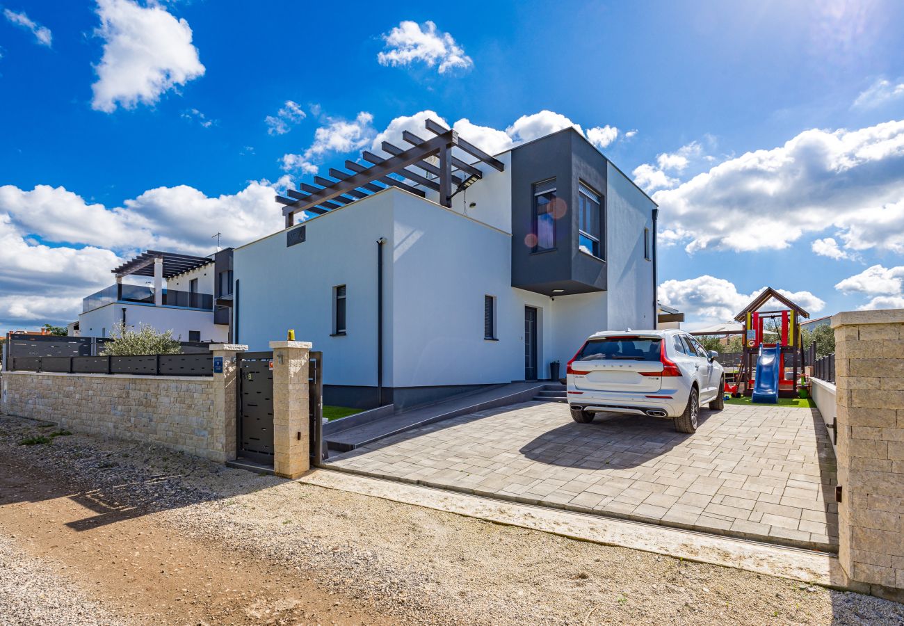 Villa in Galižana - Villa Lu near Fažana for 7 people with private pool, kids playground & sea view