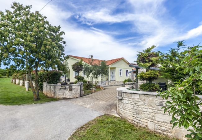 Villa in Marcana - Villa Sole Istria near Pula for 7 people with jacuzzi and children playground Villa in Marcana - Villa Sole Istria near Pula for 7 people with jacuzzi and children playground