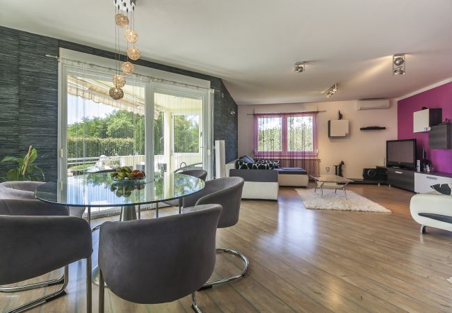 Villa in Marcana - Villa Sole Istria near Pula for 7 people with jacuzzi and children playground Villa in Marcana - Villa Sole Istria near Pula for 7 people with jacuzzi and children playground