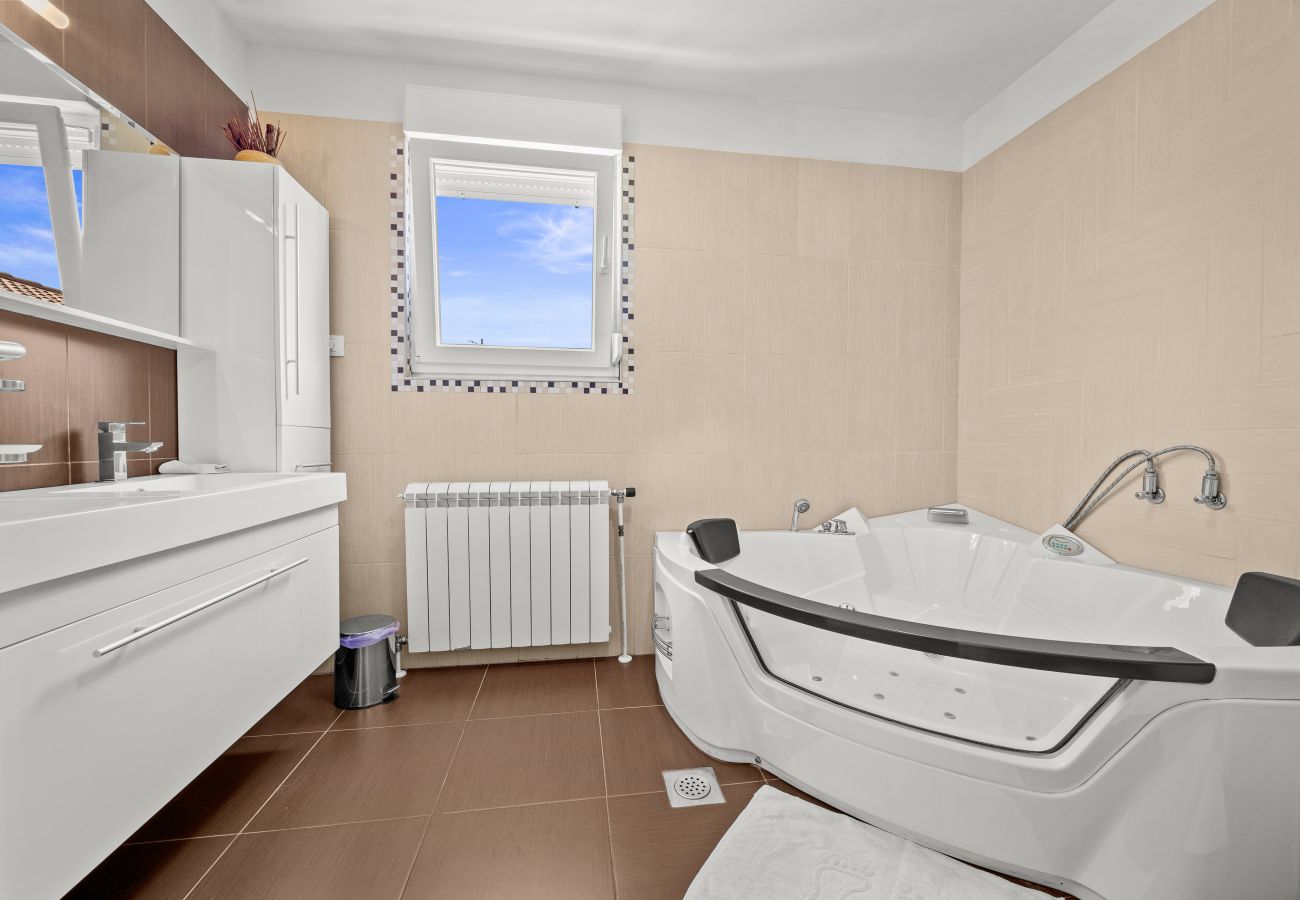 Villa in Marcana - Villa Sole Istria near Pula for 7 people with jacuzzi and children playground