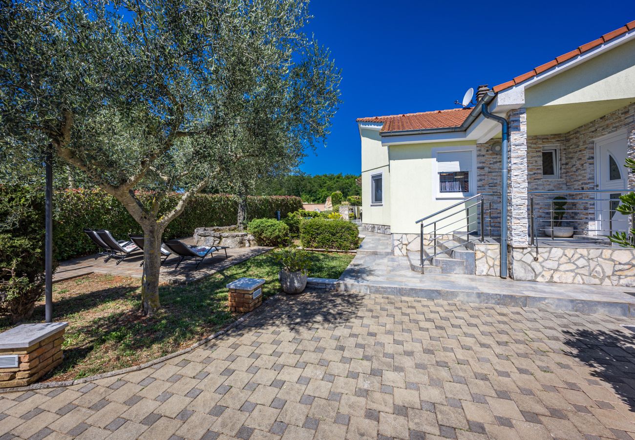 Villa in Marcana - Villa Sole Istria near Pula for 7 people with jacuzzi and children playground