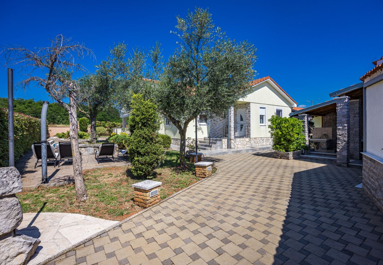 Villa in Marcana - Villa Sole Istria near Pula for 7 people with jacuzzi and children playground