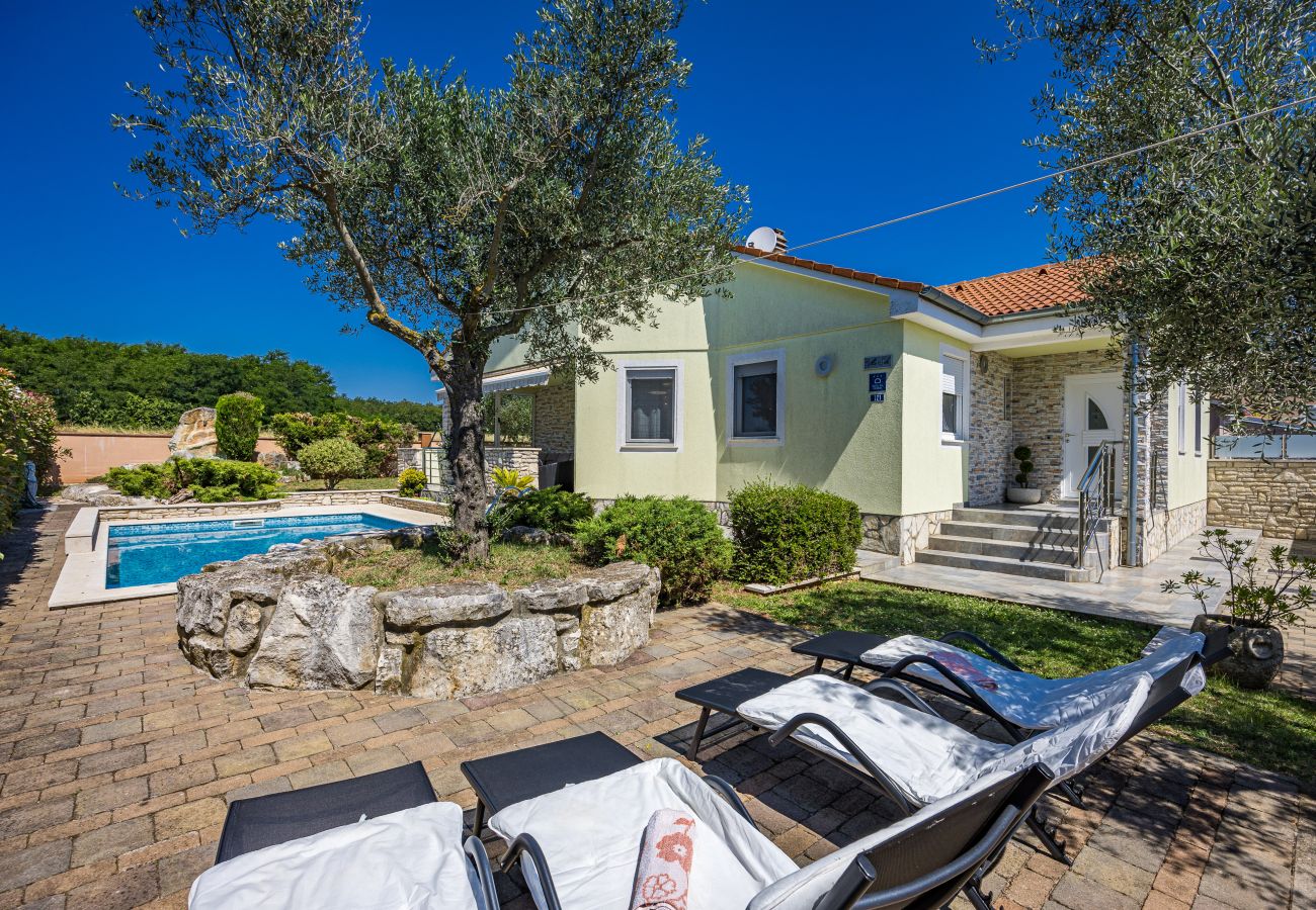 Villa in Marcana - Villa Sole Istria near Pula for 7 people with jacuzzi and children playground