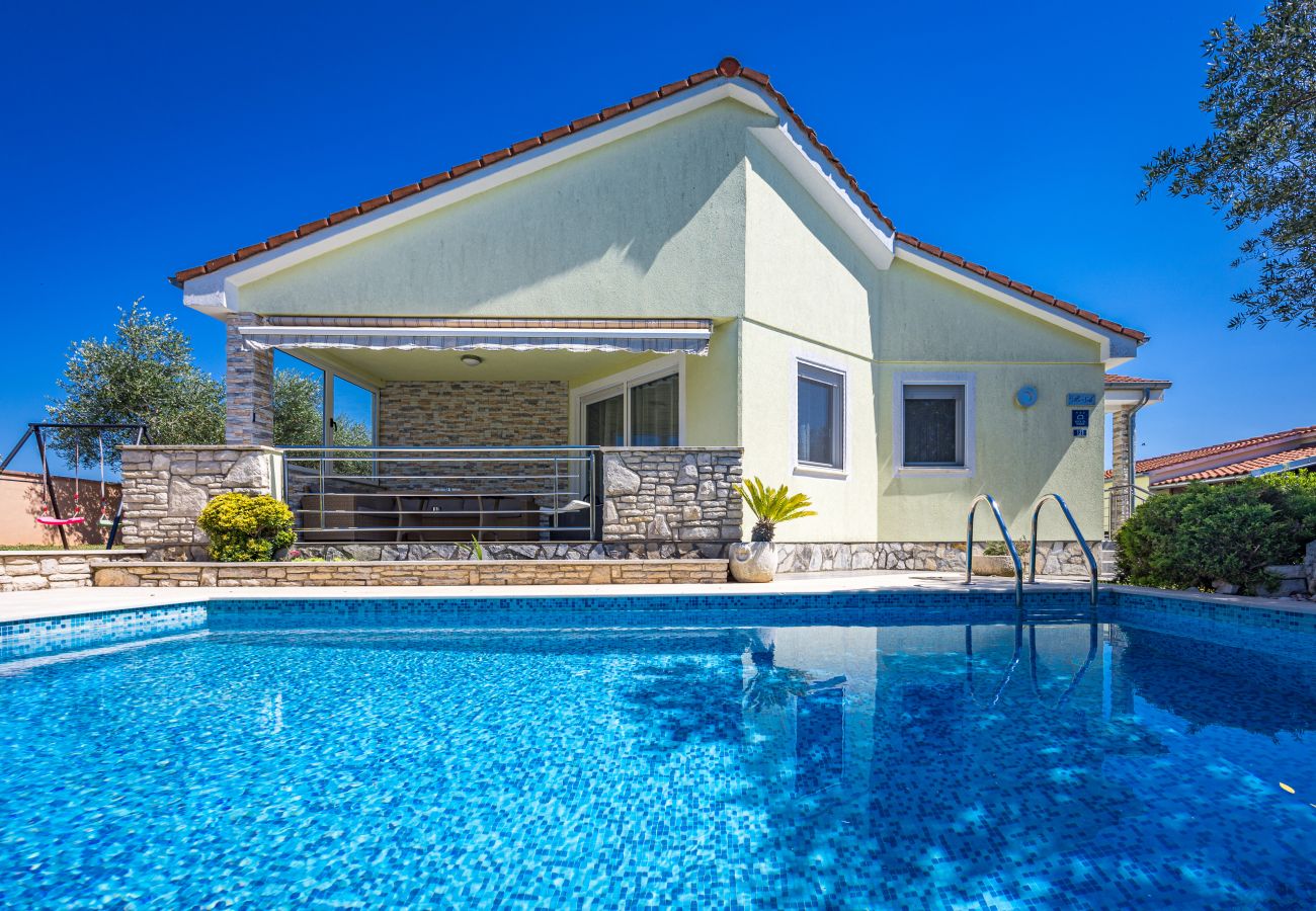 Villa in Marcana - Villa Sole Istria near Pula for 7 people with jacuzzi and children playground