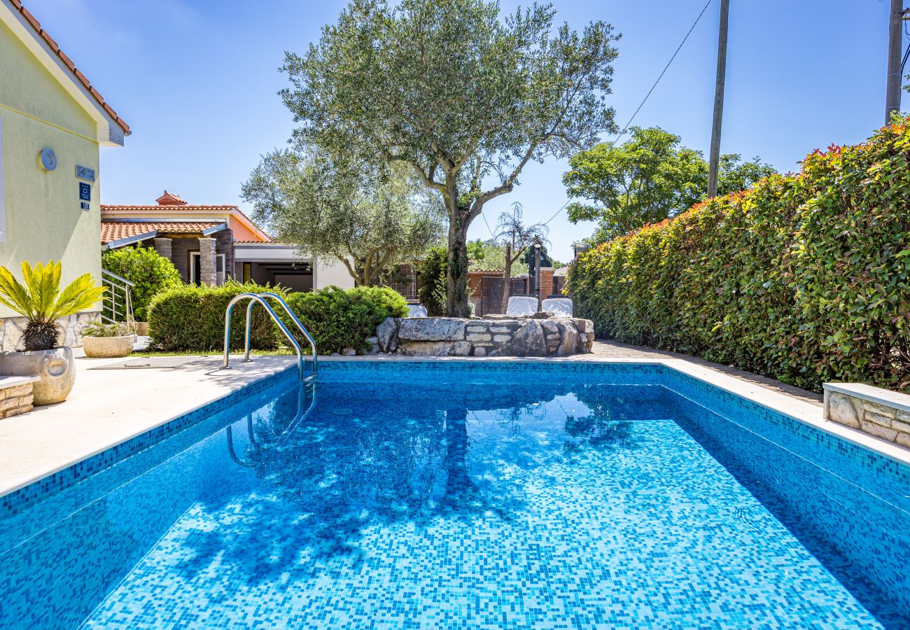 Villa in Marcana - Villa Sole Istria near Pula for 7 people with jacuzzi and children playground