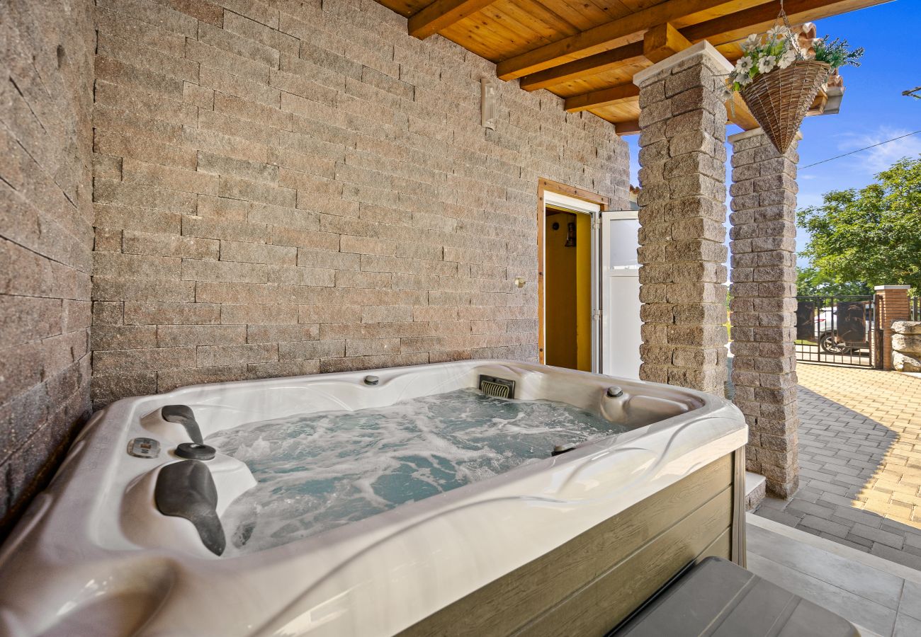 Villa in Marcana - Villa Sole Istria near Pula for 7 people with jacuzzi and children playground