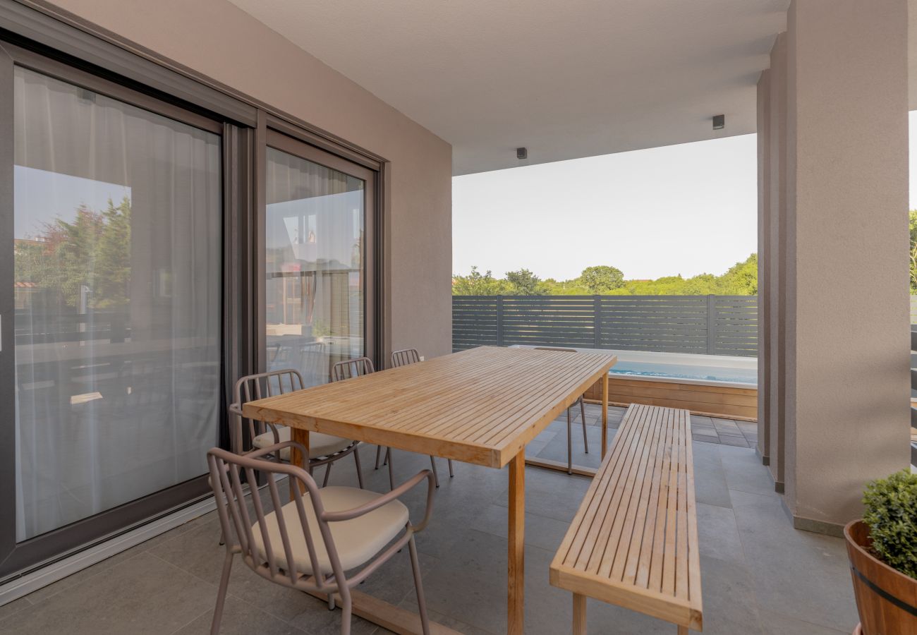 Villa in Štinjan - Villa Loreta near Fažana for 7 + 1 people with luxury private jacuzzi only 600 meters from sea