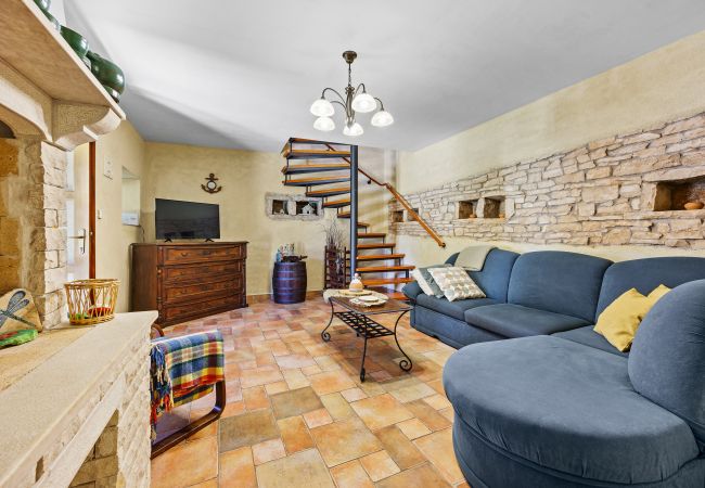 Villa in Sveti Kirin - House Edera in Central Istria for 6 people with large garden and salt - water private pool Villa in Sveti Kirin - House Edera in Central Istria for 6 people with large garden and salt - water private pool