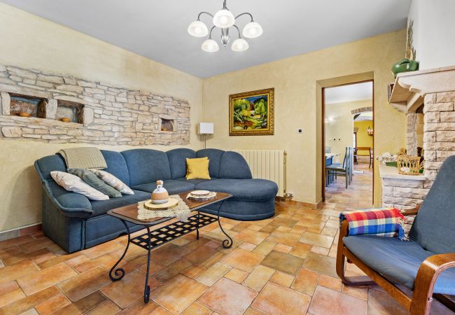 Villa in Sveti Kirin - House Edera in Central Istria for 6 people with large garden and salt - water private pool Villa in Sveti Kirin - House Edera in Central Istria for 6 people with large garden and salt - water private pool