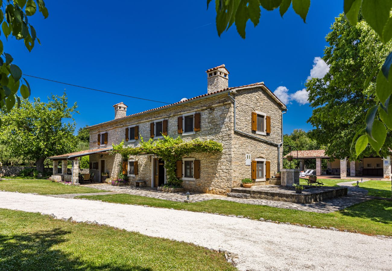 Villa in Sveti Kirin - House Edera in Central Istria for 6 people with large garden and salt - water private pool