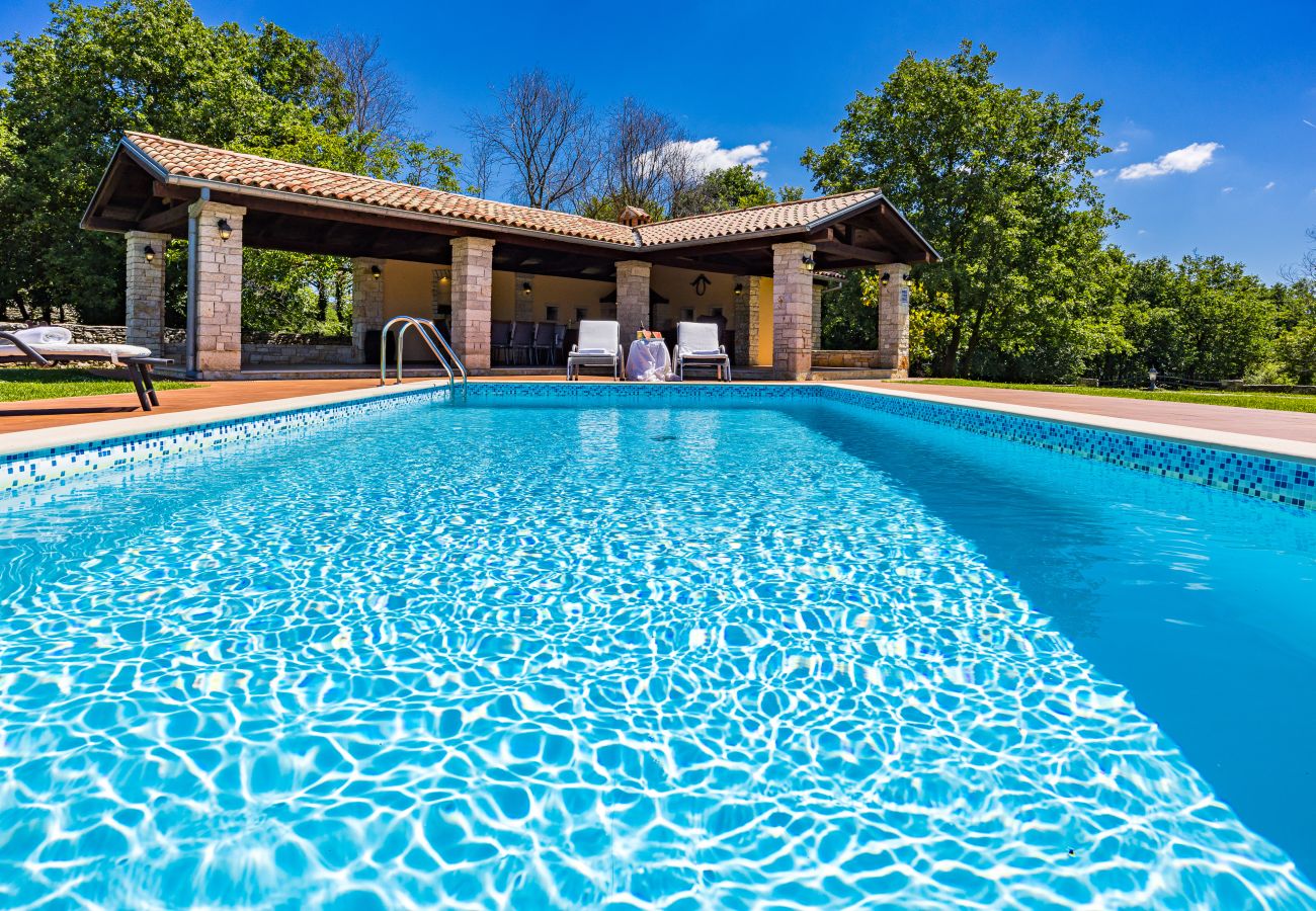 Villa in Sveti Kirin - House Edera in Central Istria for 6 people with large garden and salt - water private pool