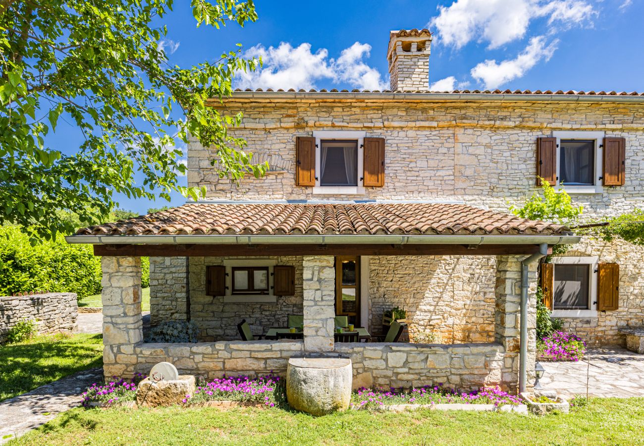 Villa in Sveti Kirin - House Edera in Central Istria for 6 people with large garden and salt - water private pool