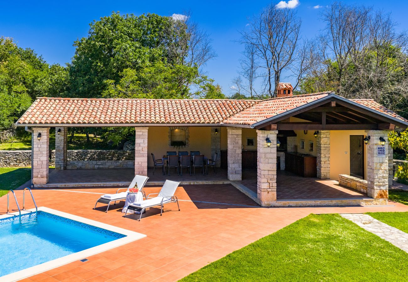 Villa in Sveti Kirin - House Edera in Central Istria for 6 people with large garden and salt - water private pool