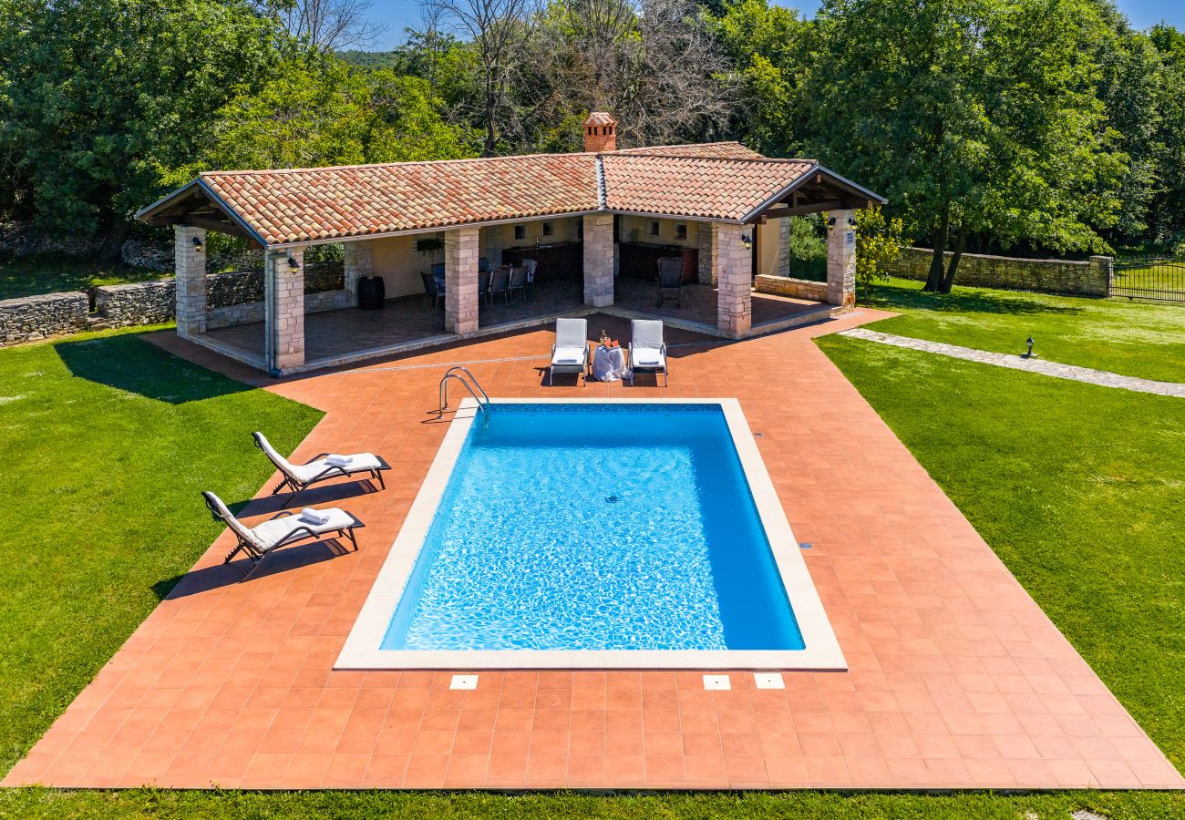 Villa in Sveti Kirin - House Edera in Central Istria for 6 people with large garden and salt - water private pool