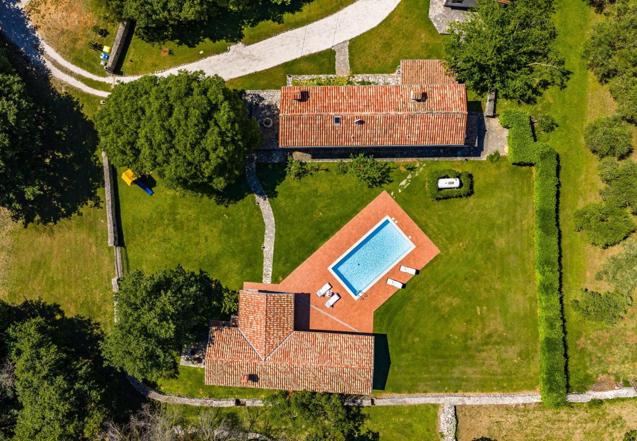 Villa in Sveti Kirin - House Edera in Central Istria for 6 people with large garden and salt - water private pool