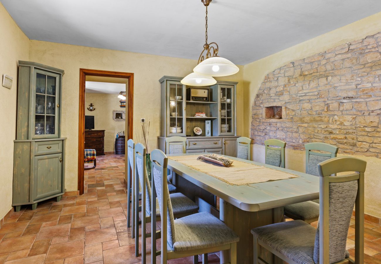 Villa in Sveti Kirin - House Edera in Central Istria for 6 people with large garden and salt - water private pool