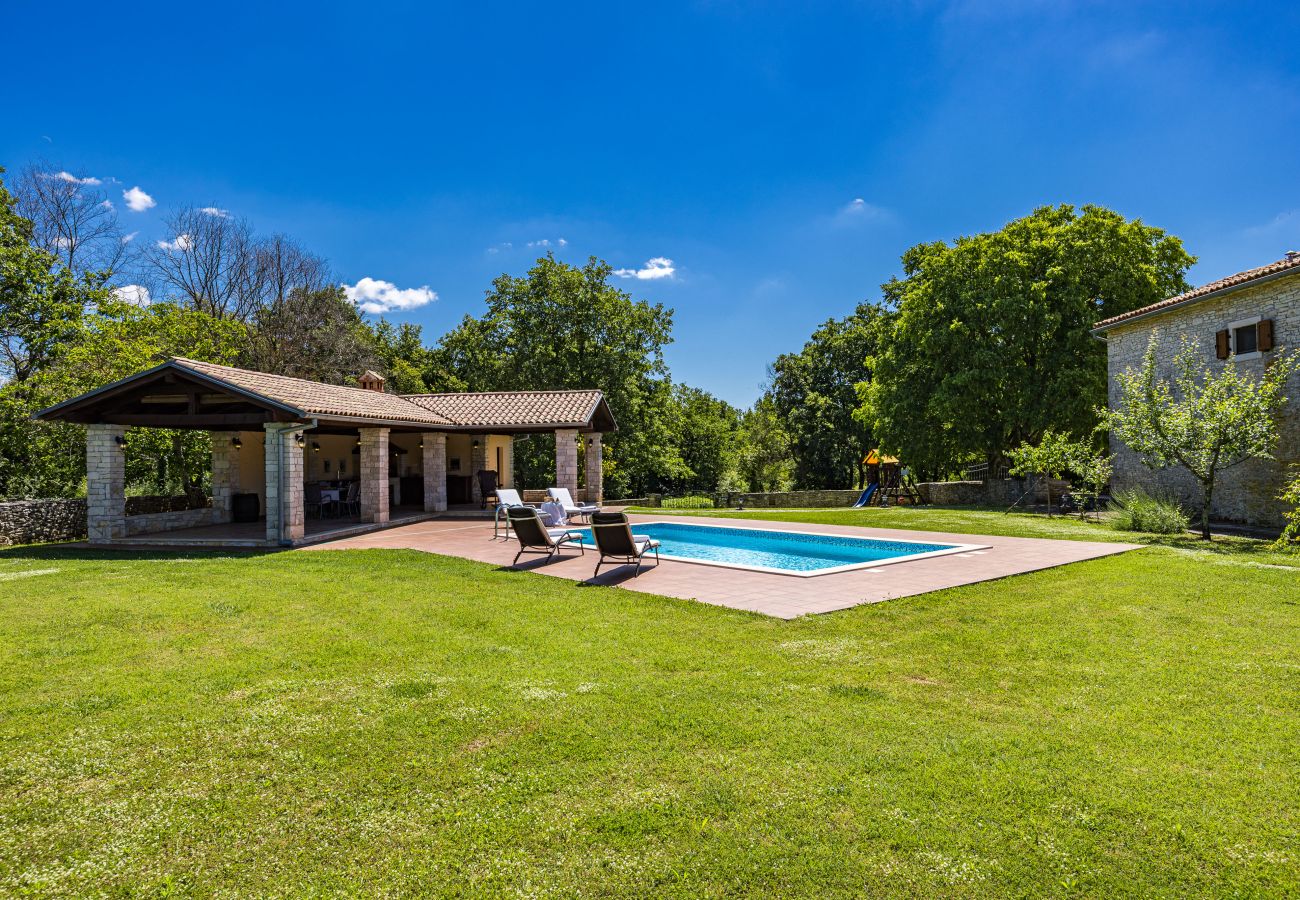 Villa in Sveti Kirin - House Edera in Central Istria for 6 people with large garden and salt - water private pool