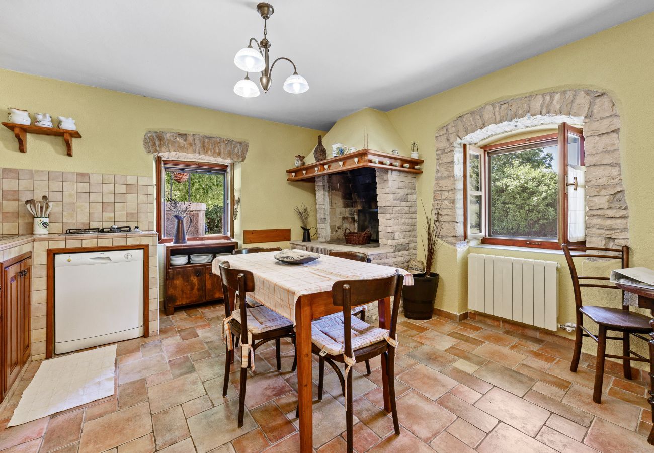 Villa in Sveti Kirin - House Edera in Central Istria for 6 people with large garden and salt - water private pool