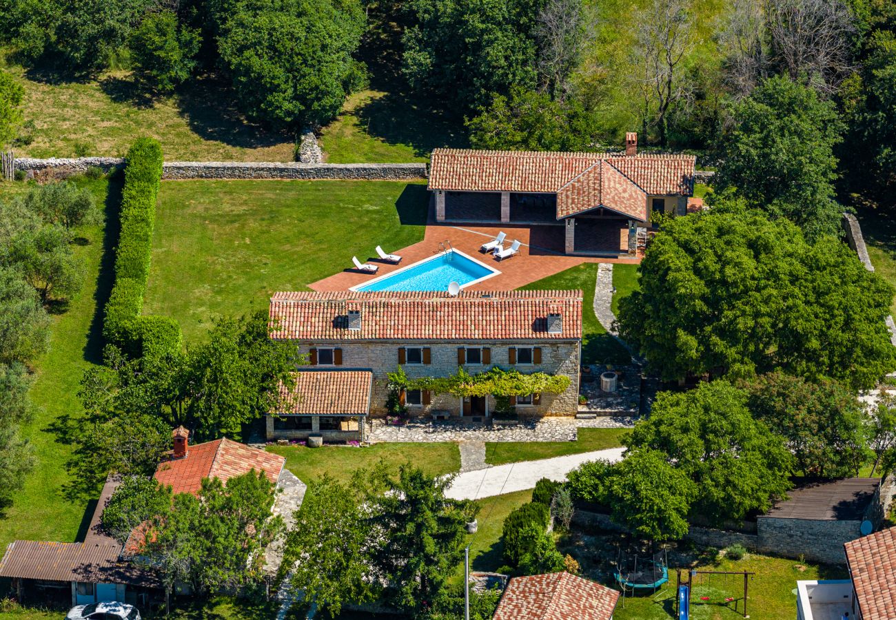 Villa in Sveti Kirin - House Edera in Central Istria for 6 people with large garden and salt - water private pool