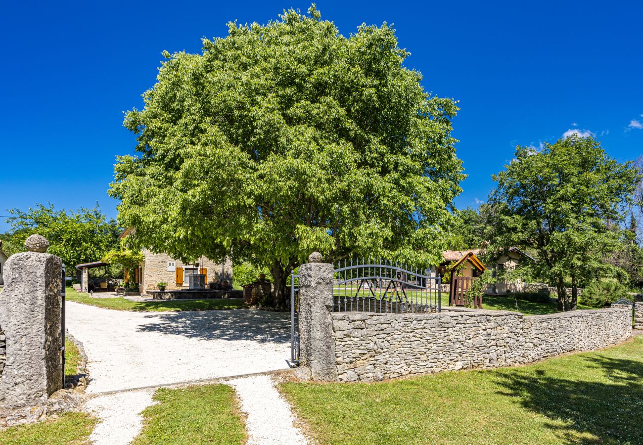 Villa in Sveti Kirin - House Edera in Central Istria for 6 people with large garden and salt - water private pool