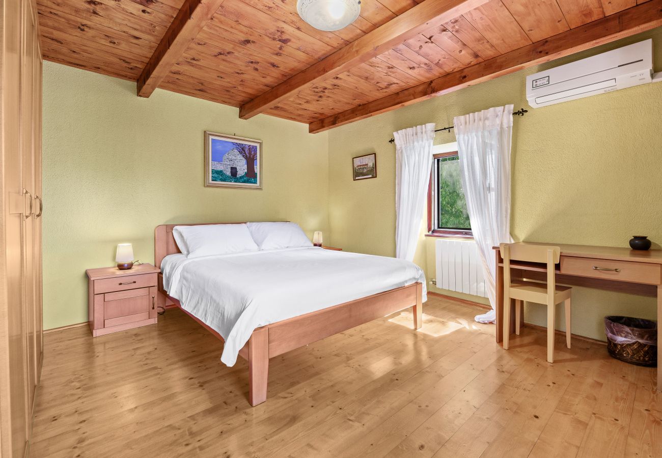 Villa in Sveti Kirin - House Edera in Central Istria for 6 people with large garden and salt - water private pool