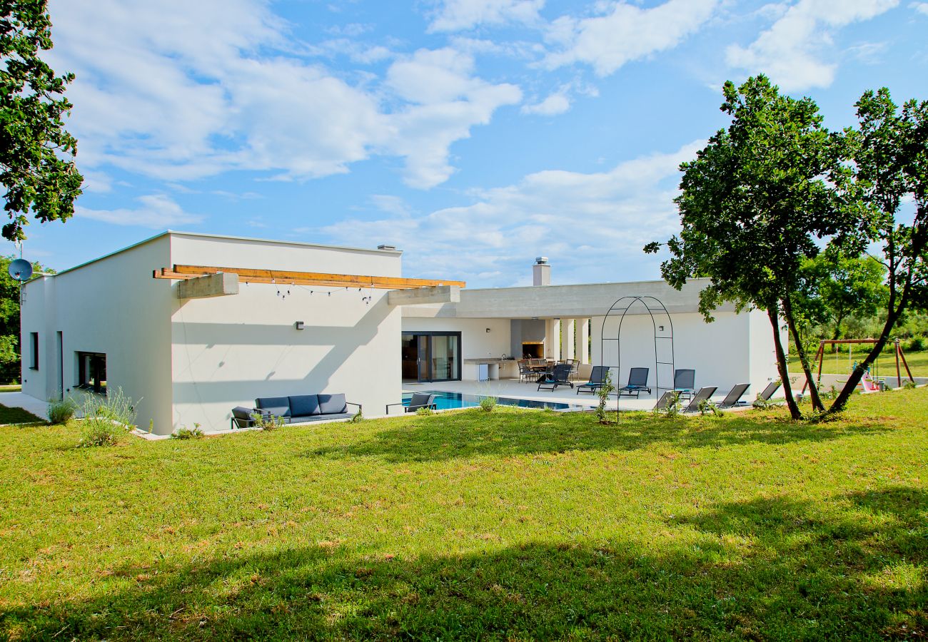 Villa in Želiski - Villa Bateli for 8 people in Central Istria with children playground, jacuzzi and salt-water private pool