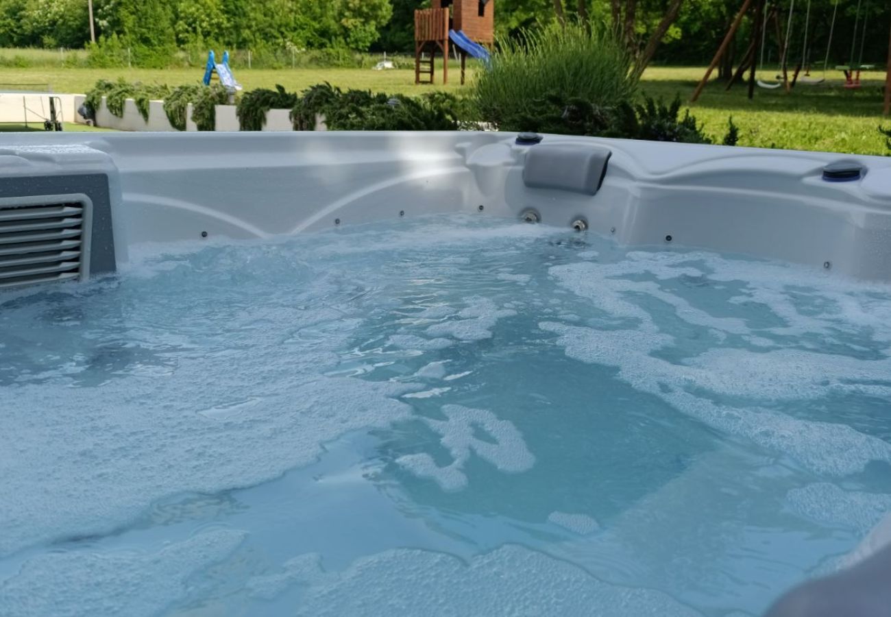 Villa in Želiski - Villa Bateli for 8 people in Central Istria with children playground, jacuzzi and salt-water private pool
