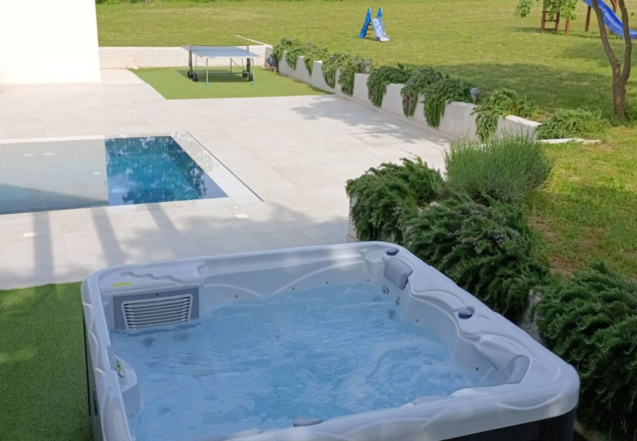 Villa in Želiski - Villa Bateli for 8 people in Central Istria with children playground, jacuzzi and salt-water private pool