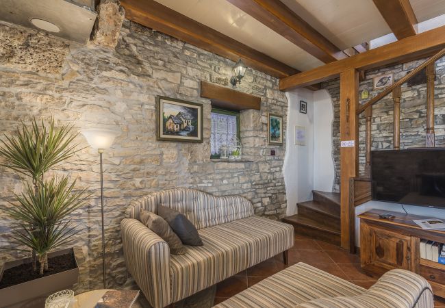 Villa in Kanfanar - Villa Ana Rita for 6 people - beautiful rustical villa with heated pool & jacuzzi in Central Istria Villa in Kanfanar - Villa Ana Rita for 6 people - beautiful rustical villa with heated pool & jacuzzi in Central Istria