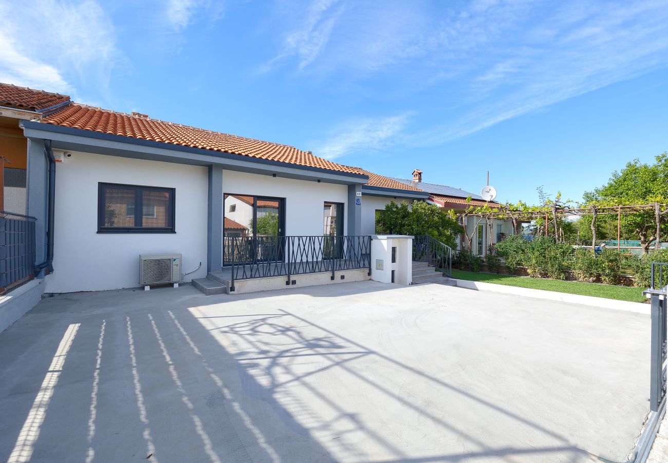 Villa in Štinjan - Villa Meri near Pula for 6 people with heated pool & only 500 m from the beach