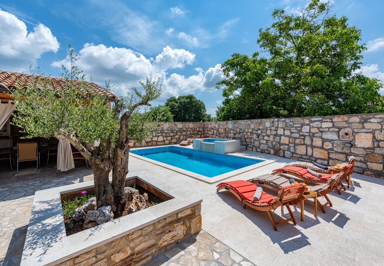 Villa in Marcana - Villa Casa di Roccia for 8 people in Central Istria - pet friendly with heated pool & jacuzzi