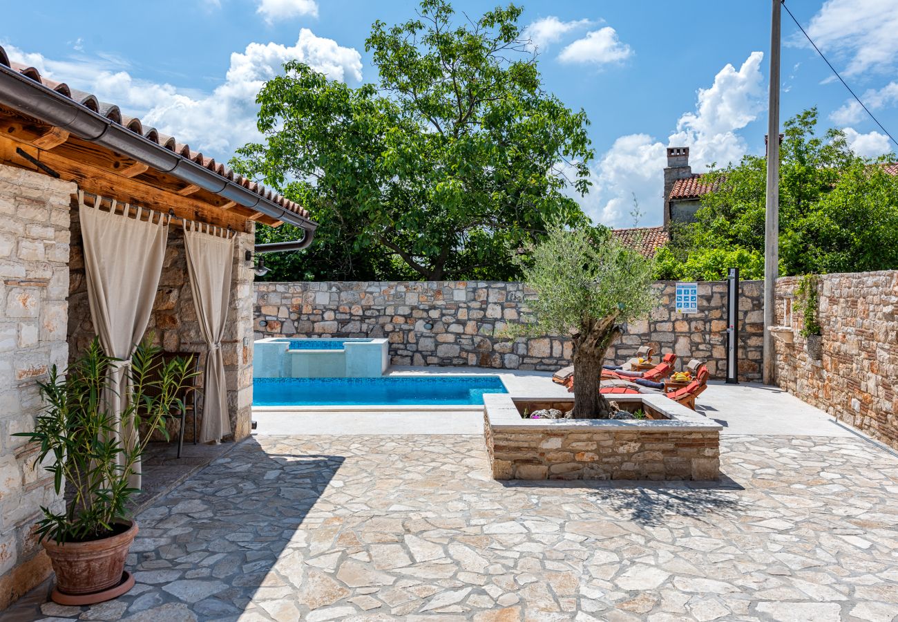 Villa in Marcana - Villa Casa di Roccia for 8 people in Central Istria - pet friendly with heated pool & jacuzzi