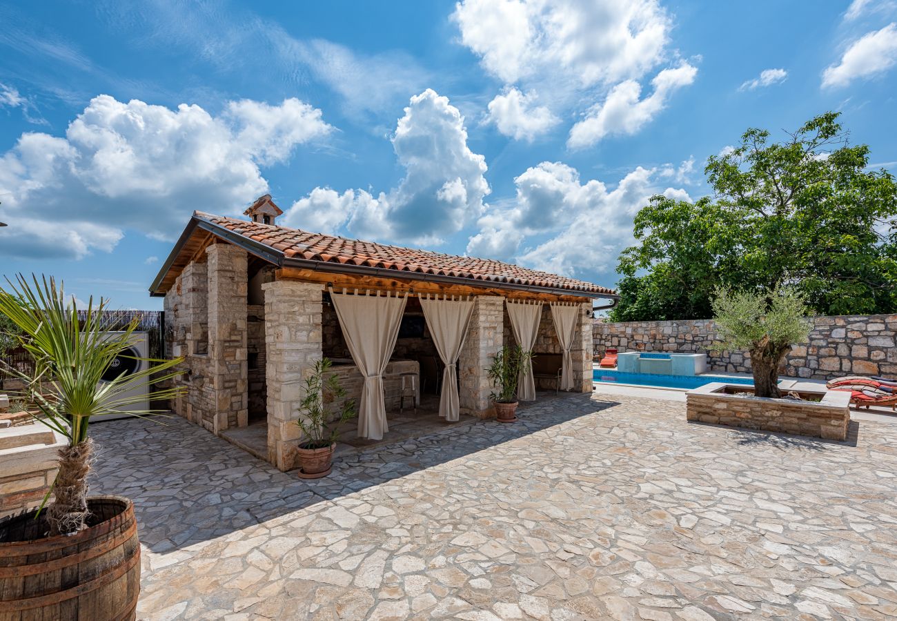 Villa in Marcana - Villa Casa di Roccia for 8 people in Central Istria - pet friendly with heated pool & jacuzzi