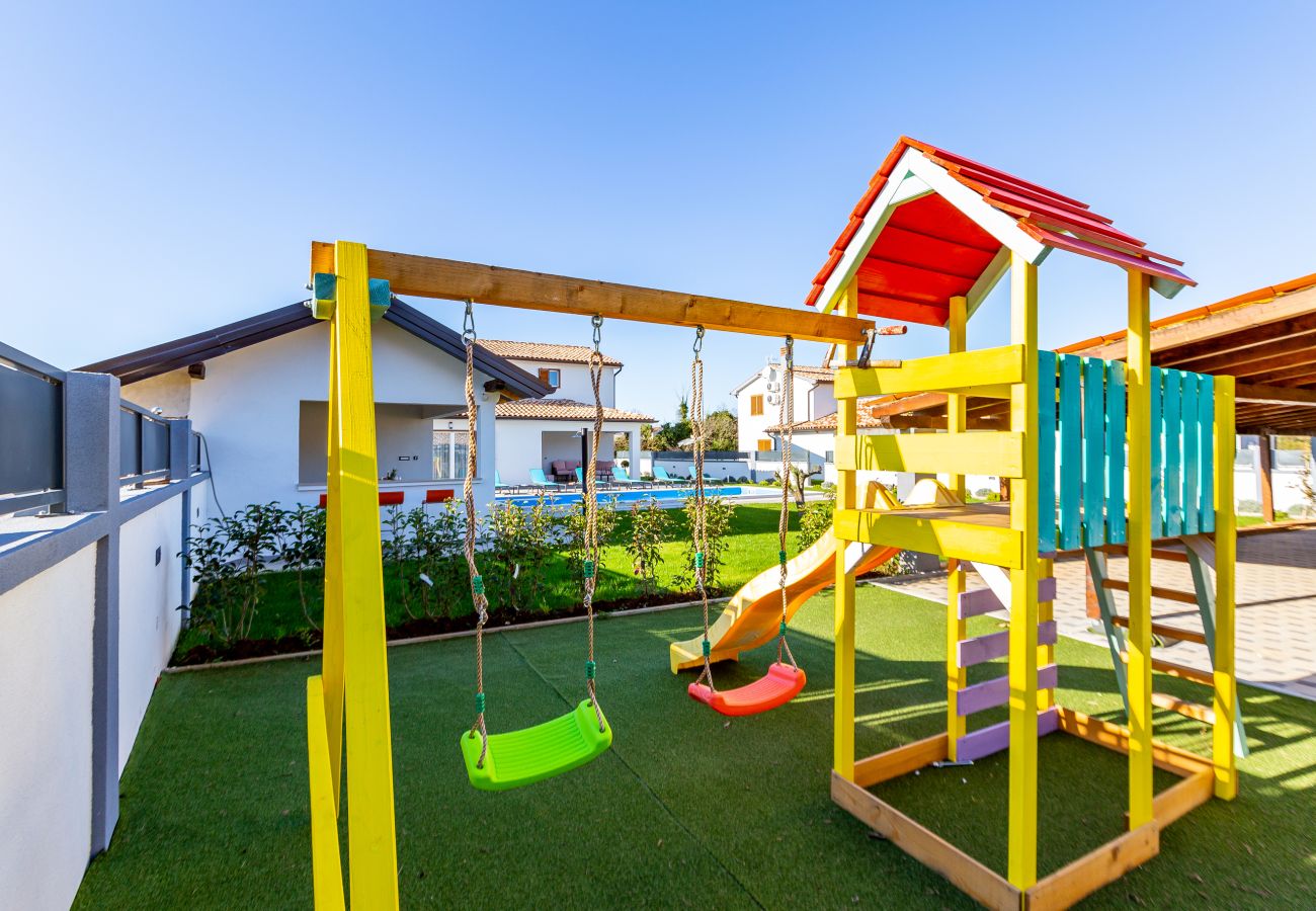 Villa in Šišan - Villa Alba Bianca near Pula for 6 people with children playground and wellness