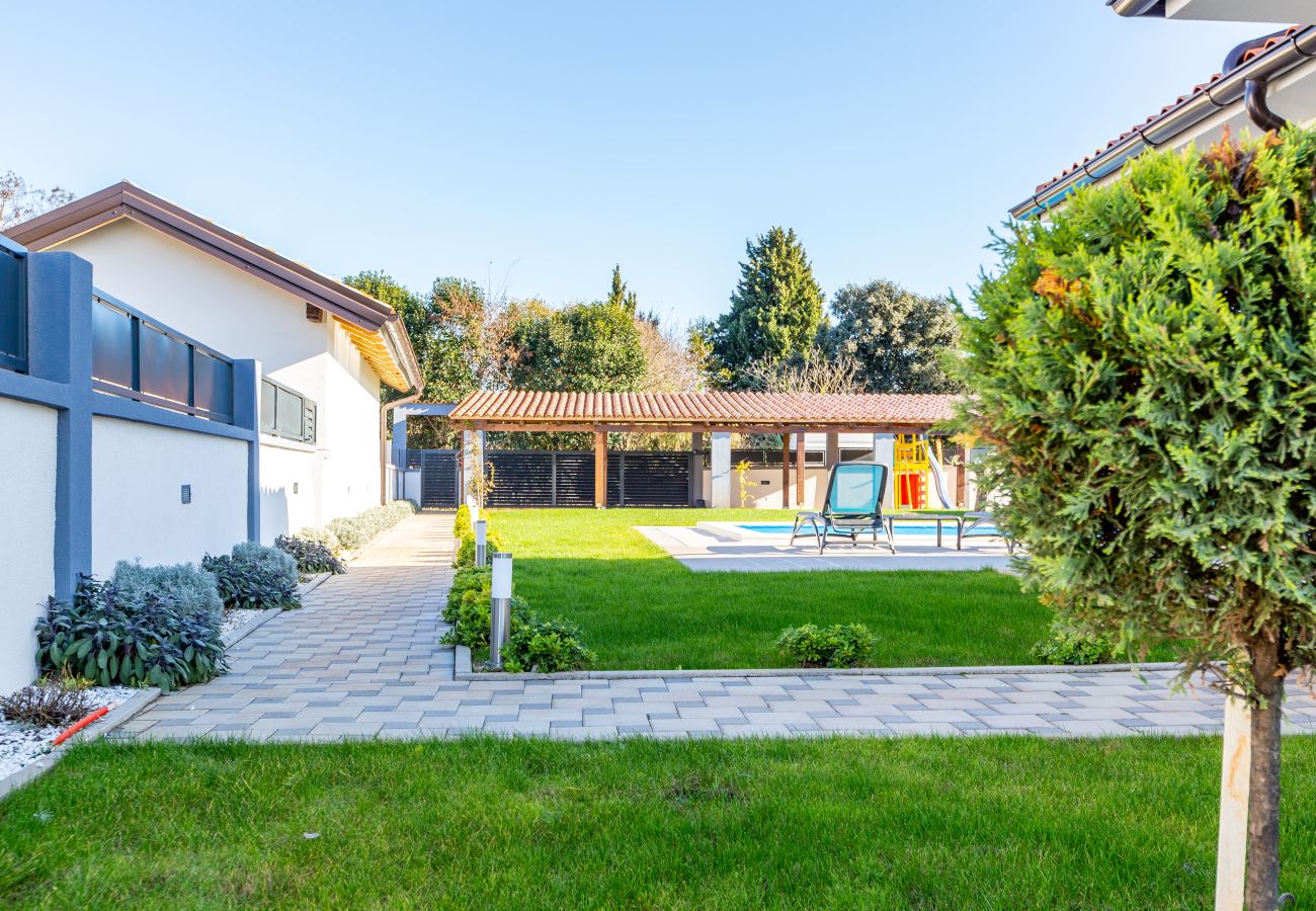 Villa in Šišan - Villa Alba Rossa near Pula for 6 people with private 50 m2 pool only 1 km from the beach