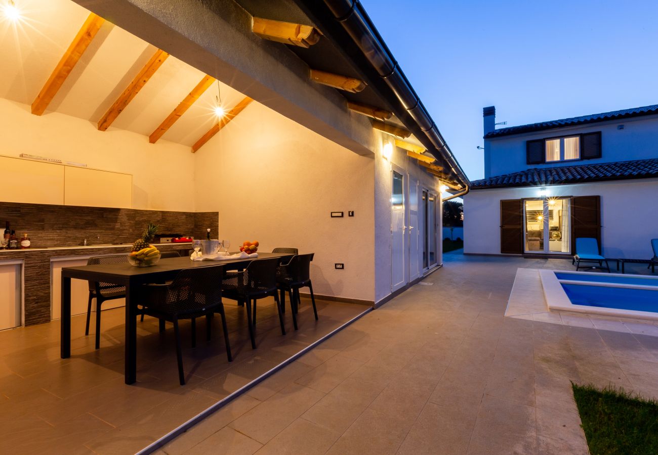 Villa in Šišan - Villa Alba Rossa near Pula for 6 people with private 50 m2 pool only 1 km from the beach