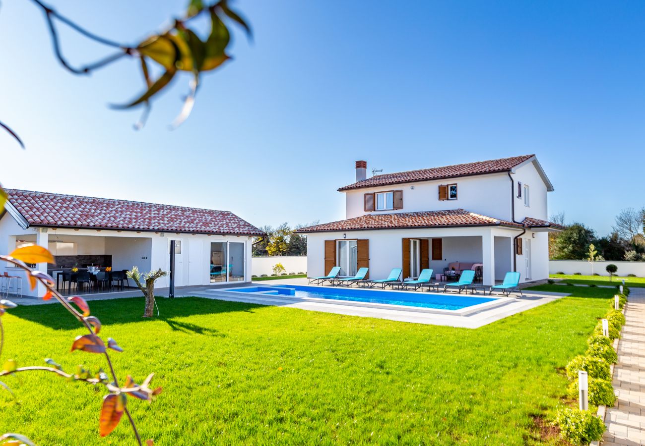 Villa in Šišan - Villa Alba Rossa near Pula for 6 people with private 50 m2 pool only 1 km from the beach