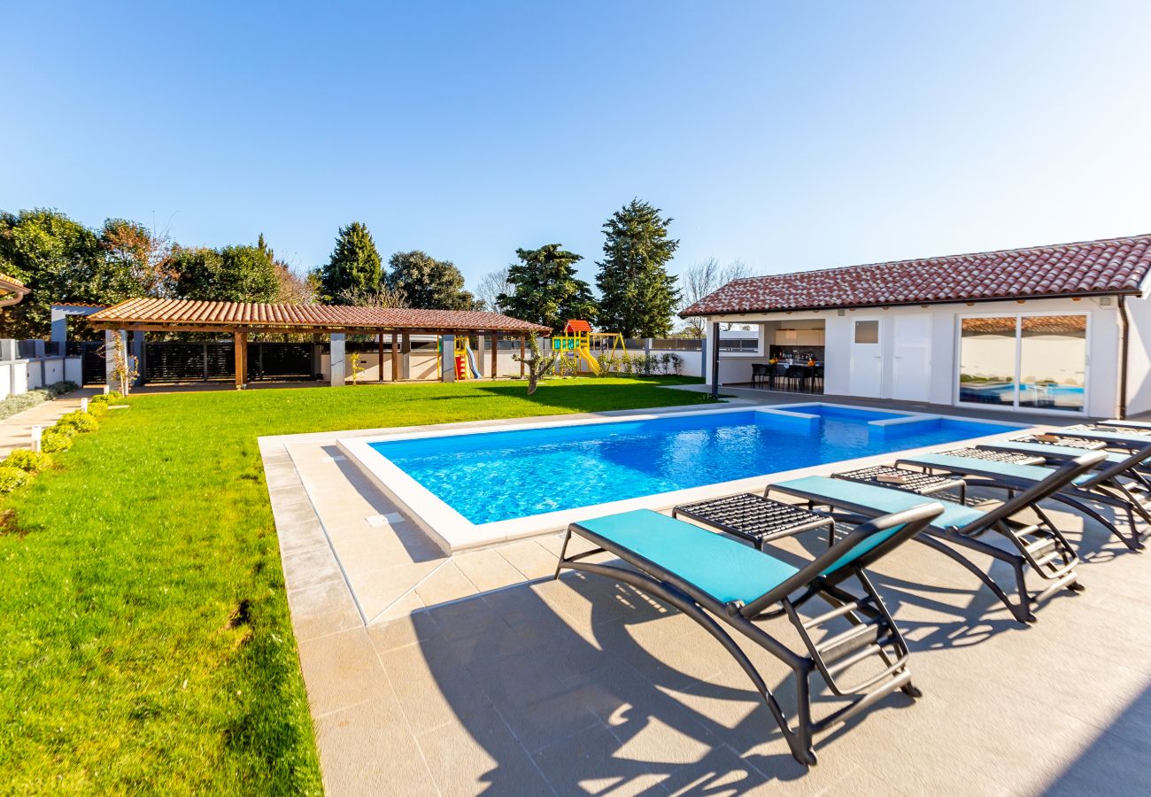 Villa in Šišan - Villa Alba Rossa near Pula for 6 people with private 50 m2 pool only 1 km from the beach