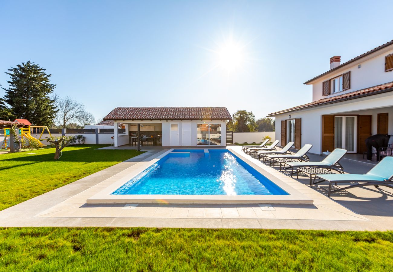 Villa in Šišan - Villa Alba Rossa near Pula for 6 people with private 50 m2 pool only 1 km from the beach
