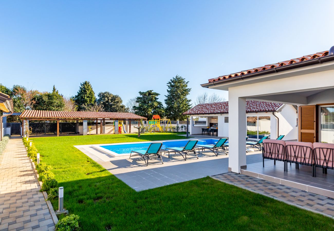 Villa in Šišan - Villa Alba Rossa near Pula for 6 people with private 50 m2 pool only 1 km from the beach