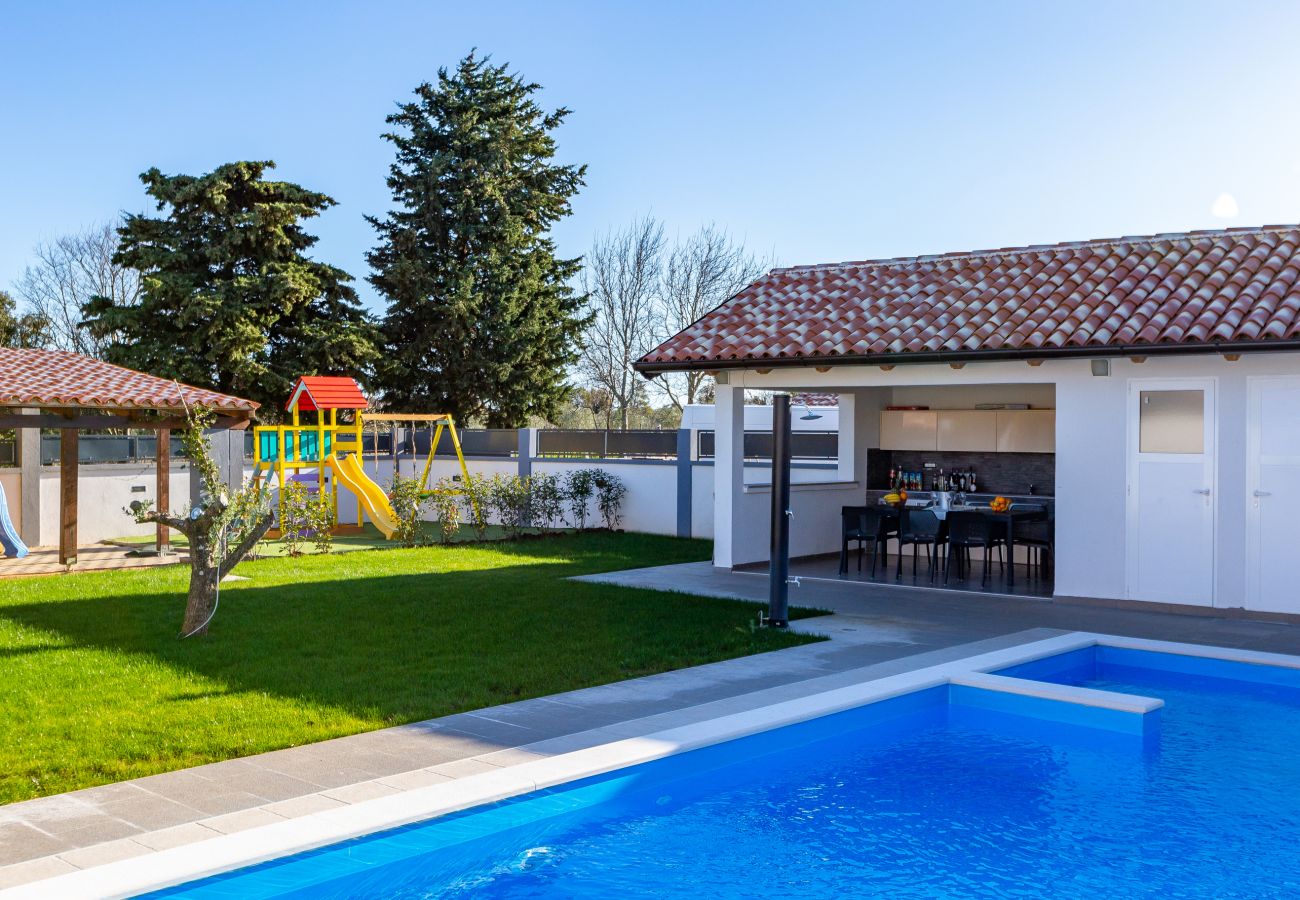 Villa in Šišan - Villa Alba Rossa near Pula for 6 people with private 50 m2 pool only 1 km from the beach