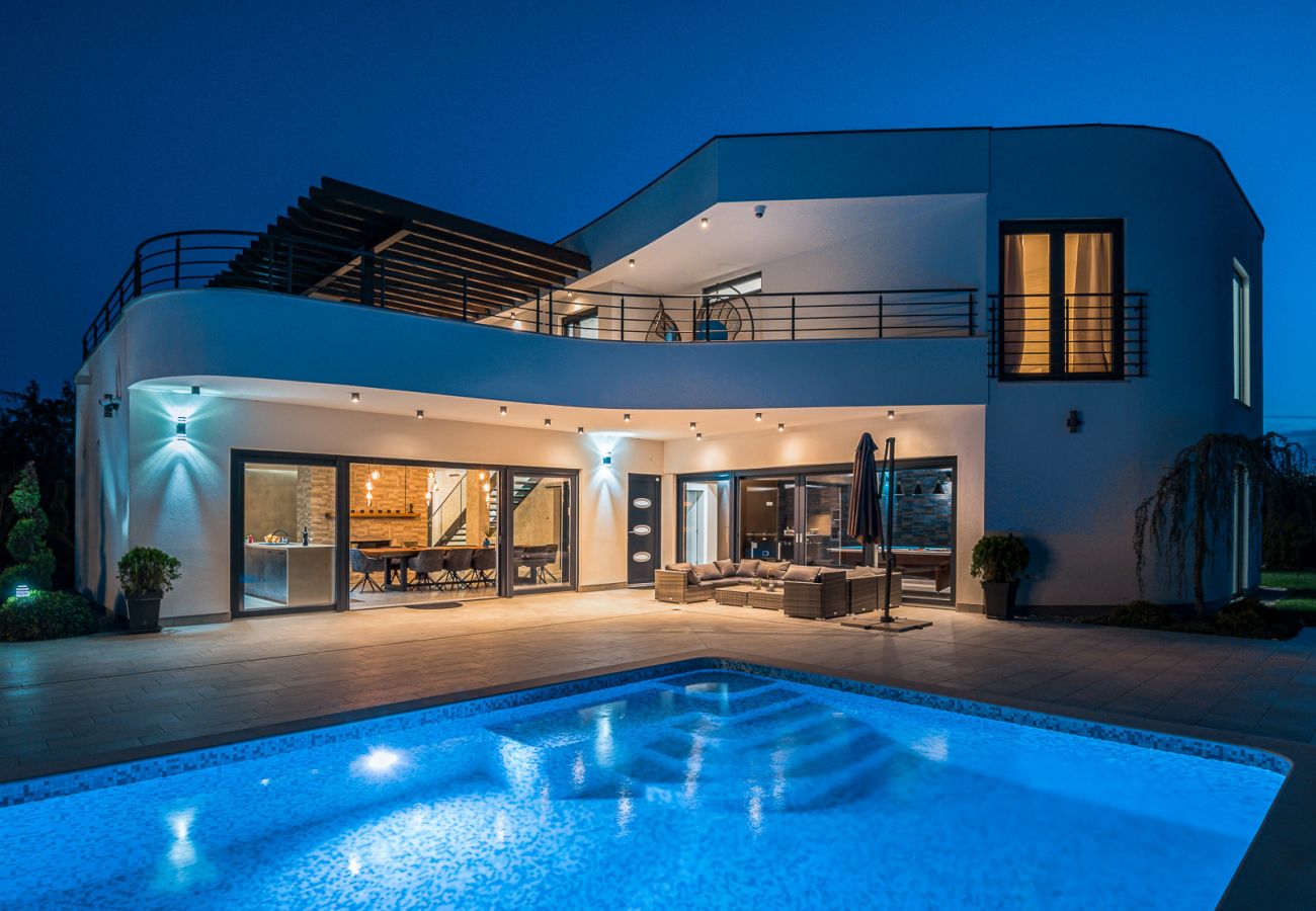 Villa in Juršici - Villa LaDominika for 14 people with wellness, tennis court, 50 m2 heated pool in Central Istria