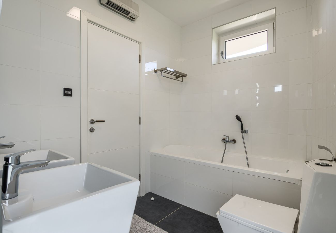 Villa in Juršici - Villa LaDominika for 14 people with wellness, tennis court, 50 m2 heated pool in Central Istria
