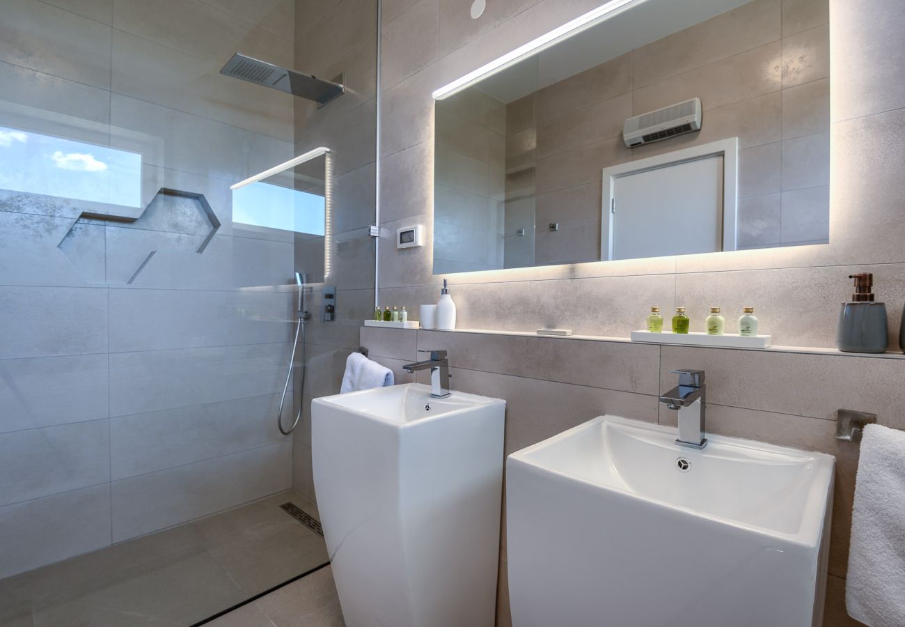 Villa in Juršici - Villa LaDominika for 14 people with wellness, tennis court, 50 m2 heated pool in Central Istria