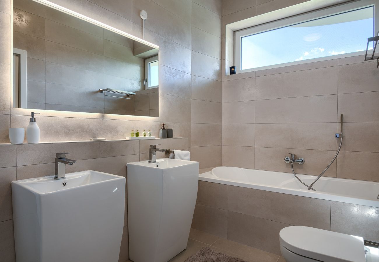 Villa in Juršici - Villa LaDominika for 14 people with wellness, tennis court, 50 m2 heated pool in Central Istria