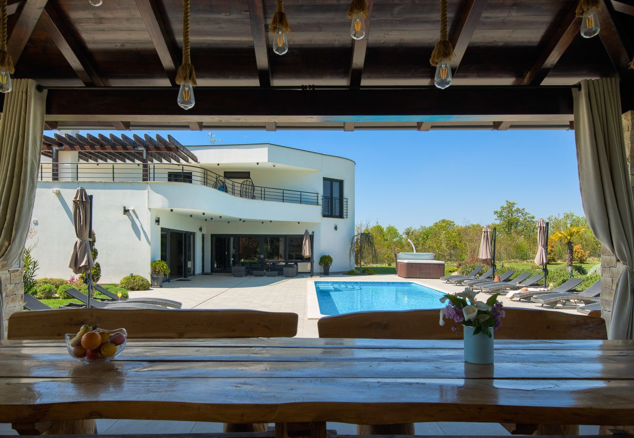 Villa in Juršici - Villa LaDominika for 14 people with wellness, tennis court, 50 m2 heated pool in Central Istria