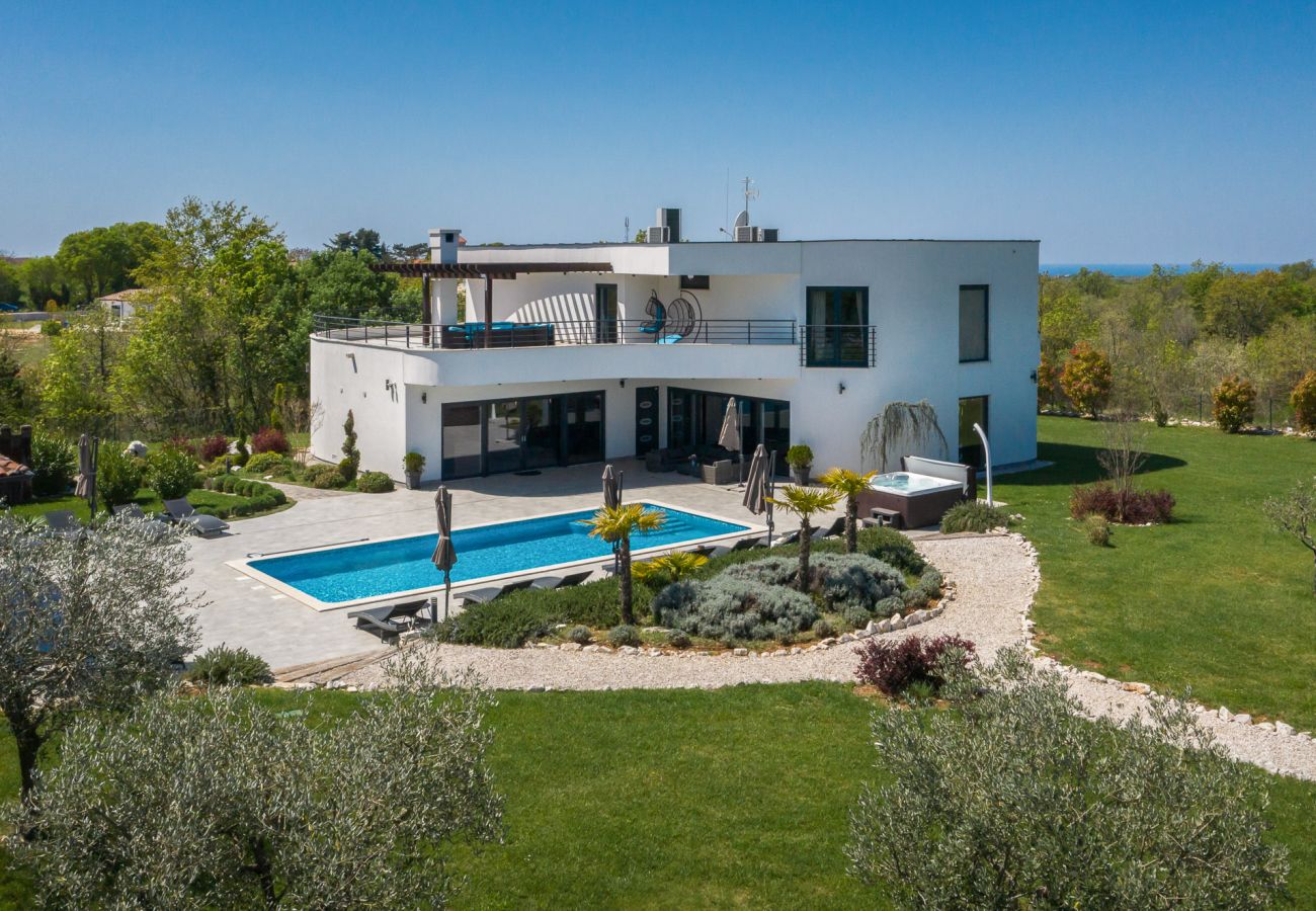 Villa in Juršici - Villa LaDominika for 14 people with wellness, tennis court, 50 m2 heated pool in Central Istria