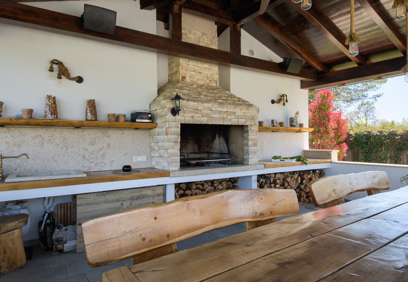 Villa in Juršici - Villa LaDominika for 14 people with wellness, tennis court, 50 m2 heated pool in Central Istria